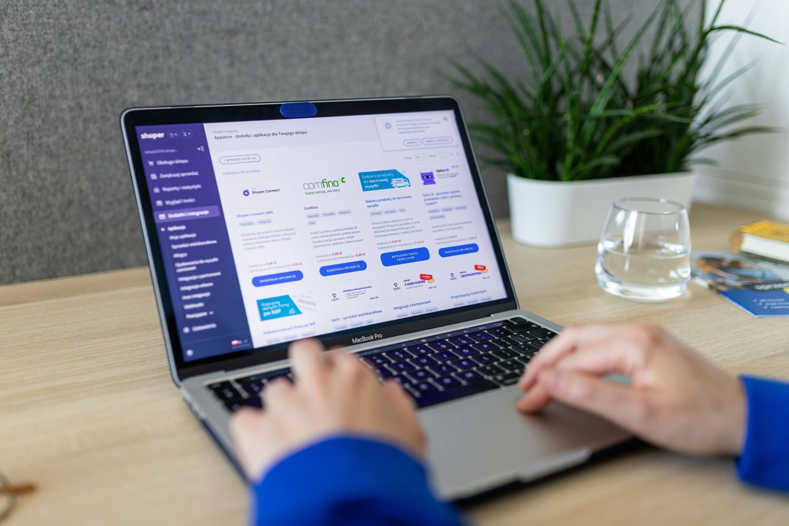 Lancer un Service en Ligne Rentable : Le Guide Complet